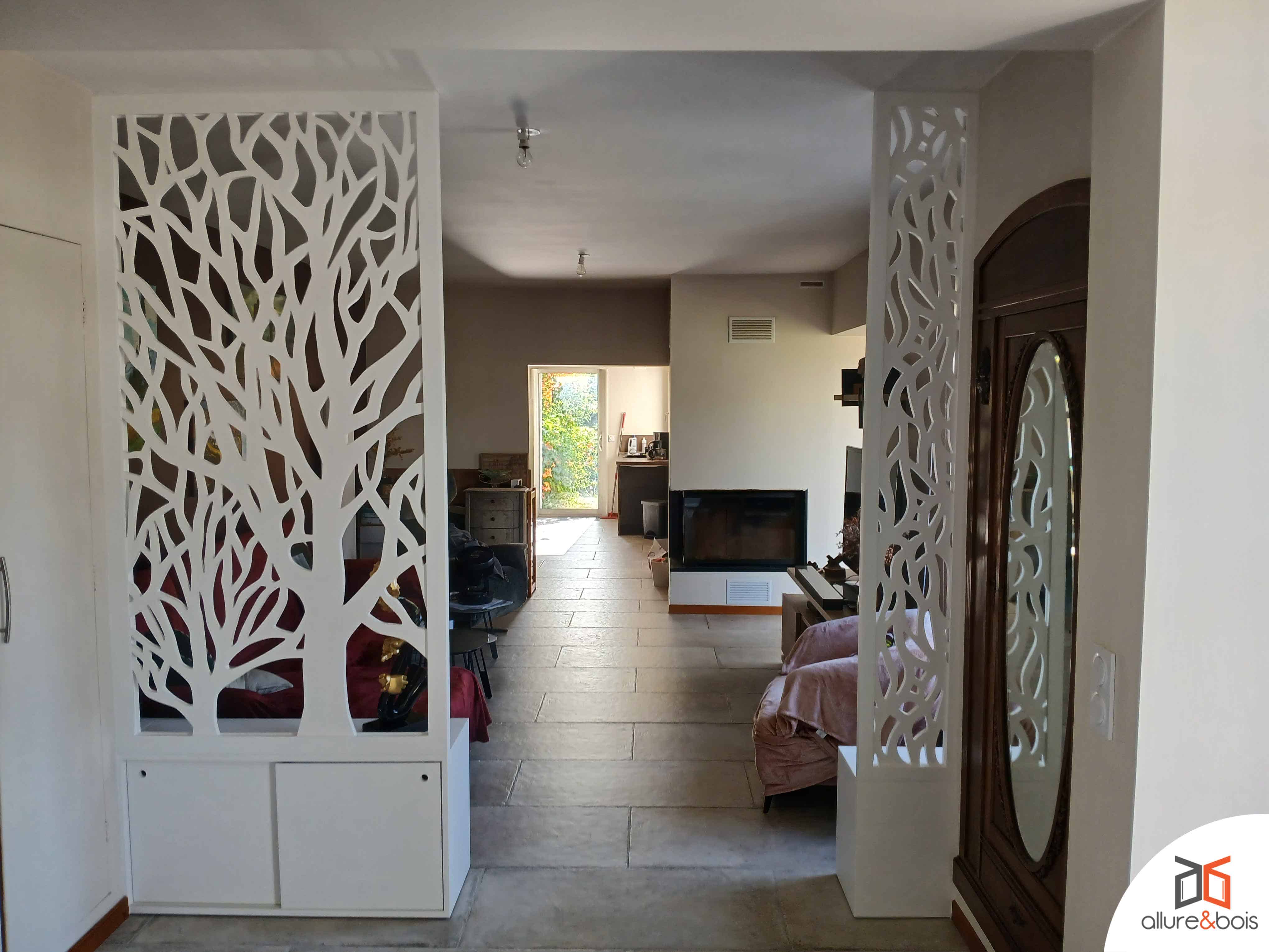 claustra bois motif arbre blanc salon